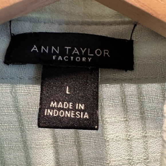 Beautiful Ann Taylor blouse! - Picture 4 of 5